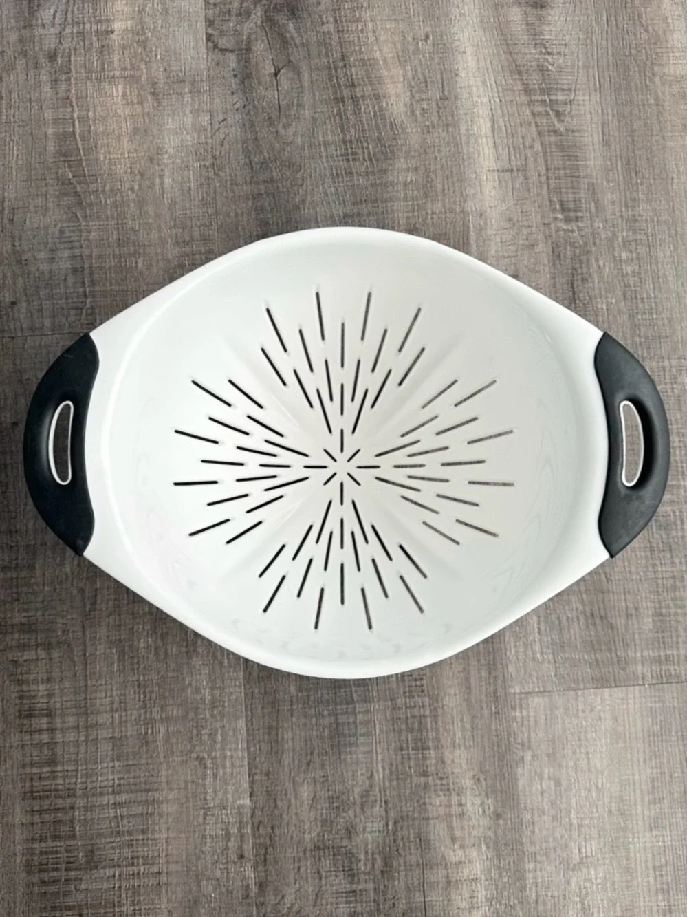 💞 OXO Good Grips White Plastic Collapsible Colander with Black Grip Handles